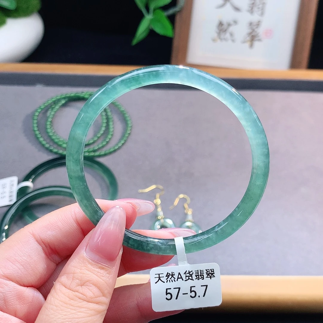 未镶嵌手镯（圆镯）翡翠