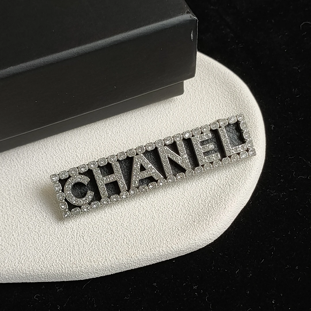 99新 Chanel/香奈儿 Azul-23S黑银水钻字母铭牌胸针48963
