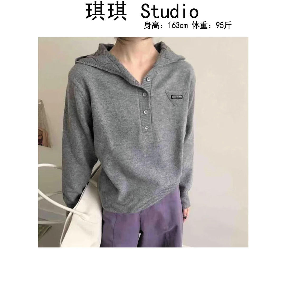 《琪琪家》冬季新款重工设计三角贴标字母连帽半开扣针织上衣6082-L