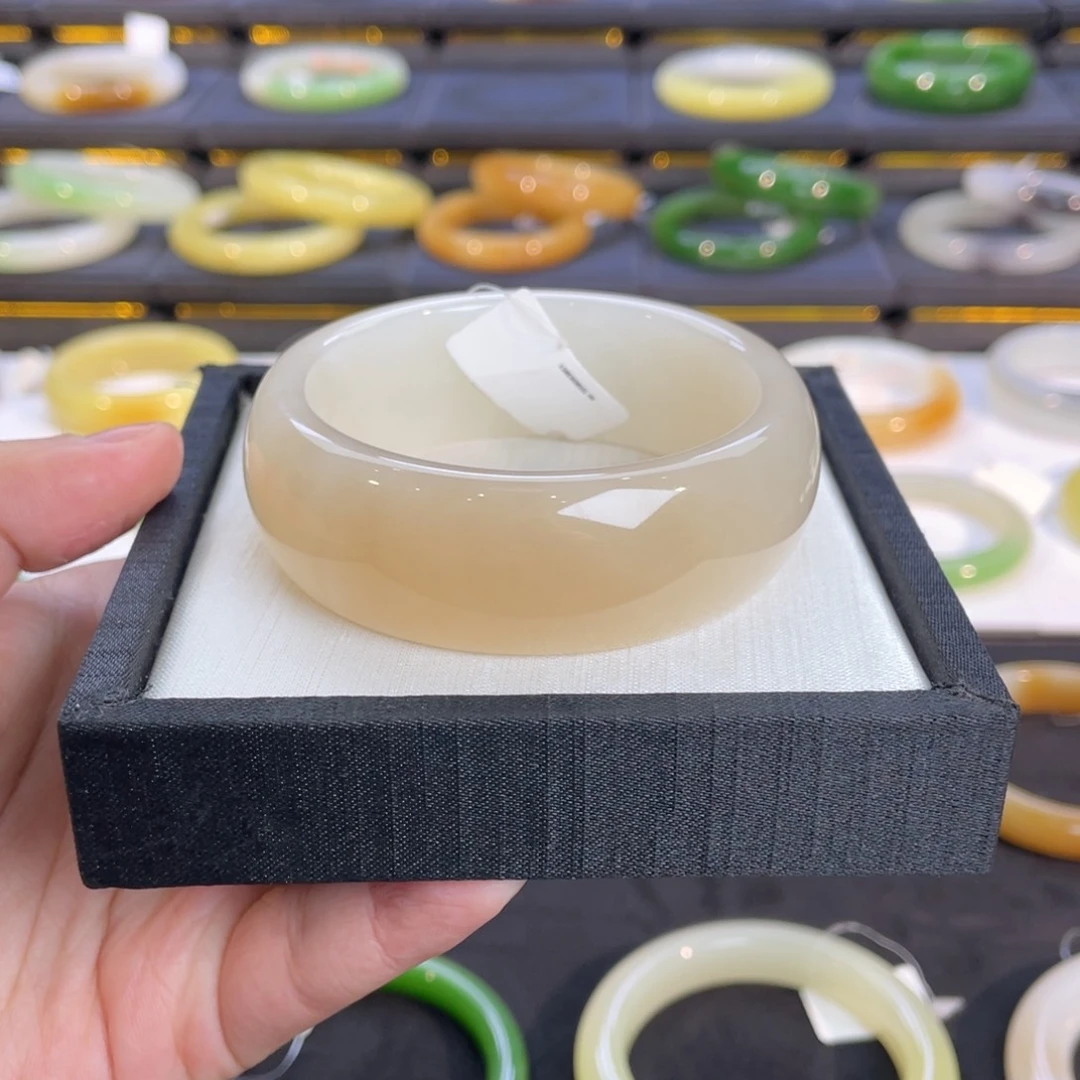 未镶嵌手镯和田玉-宽版轮胎冰底粉白