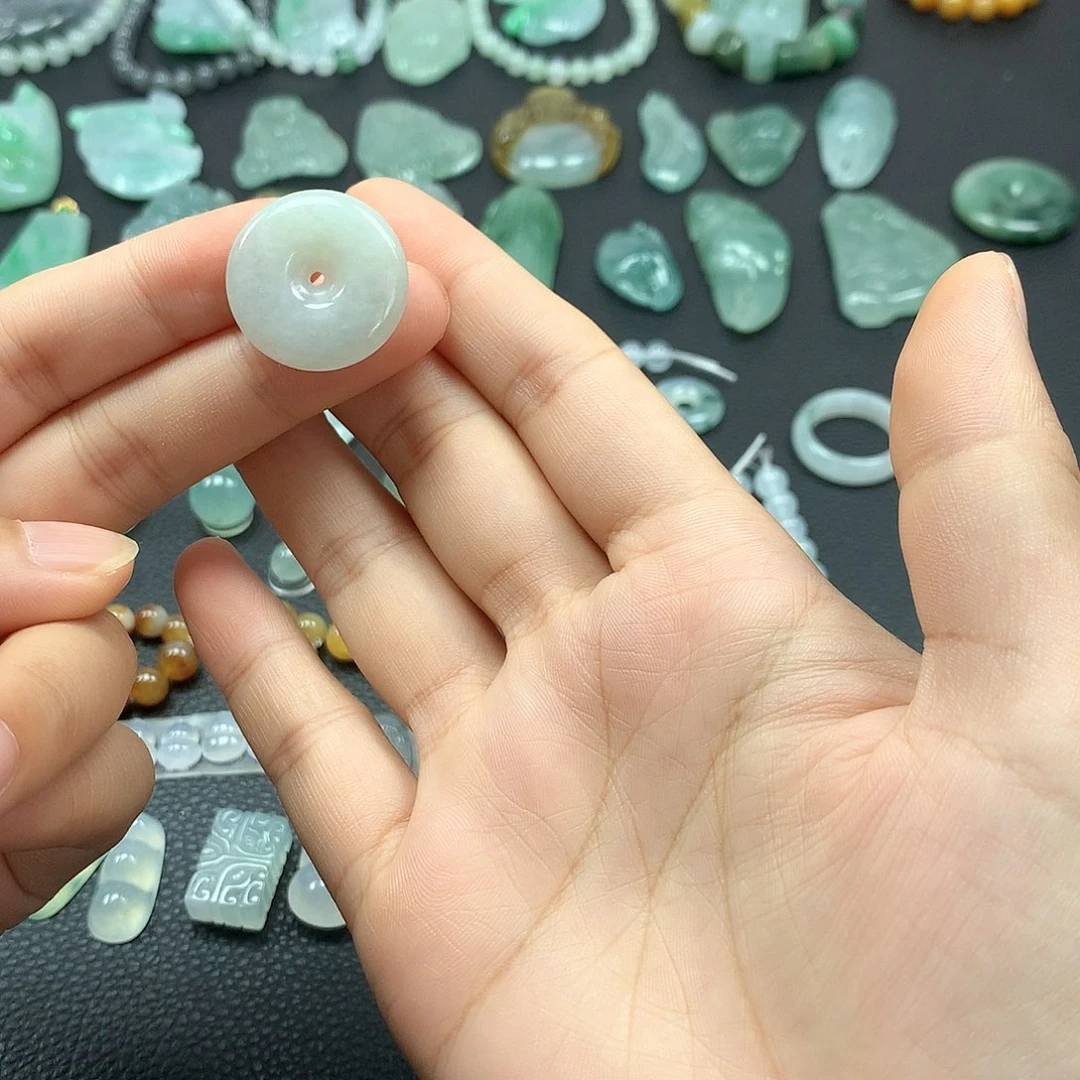 翡翠未镶嵌颈饰平安扣