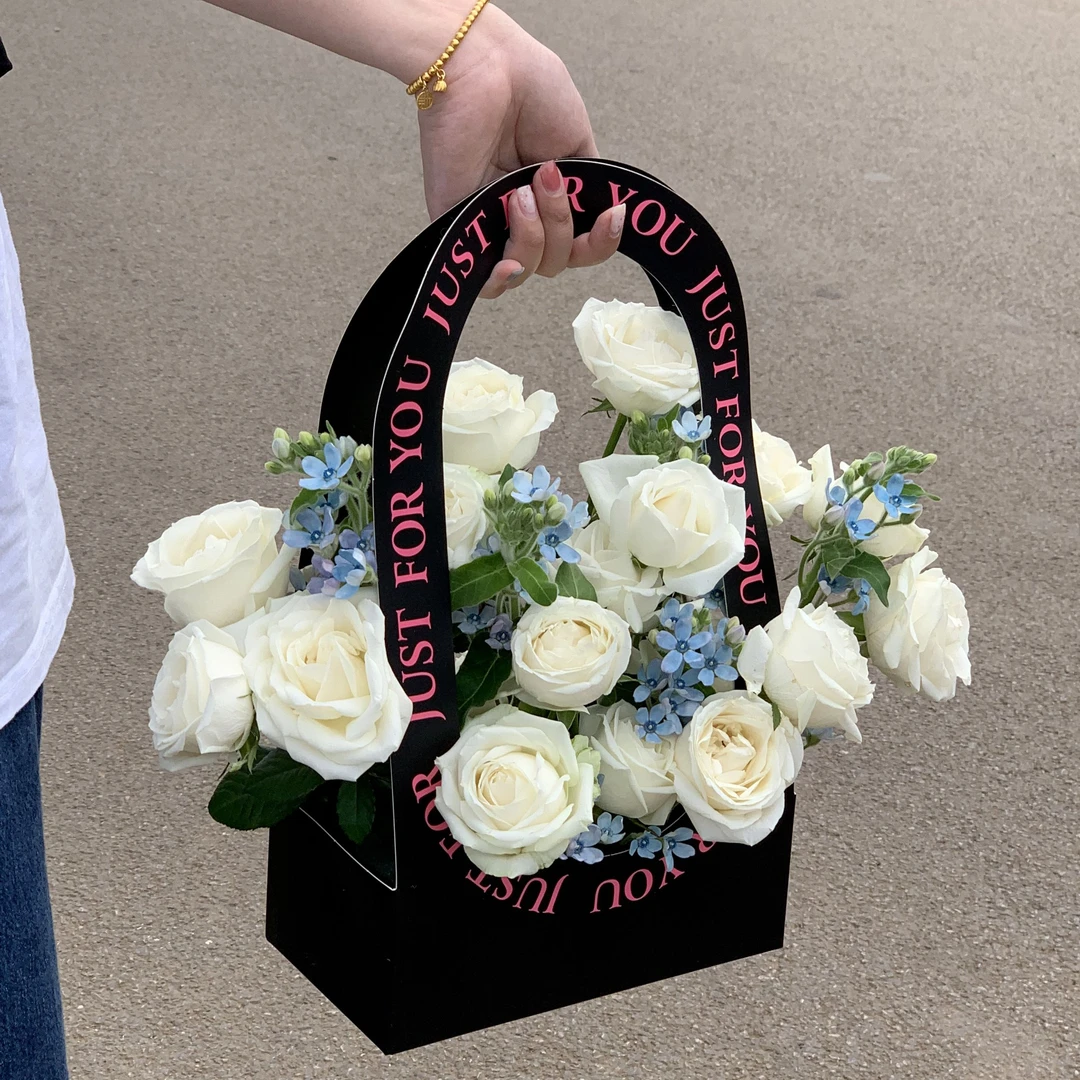 【春野】白玫瑰花加蓝色小花混搭花束手提花篮生日鲜花生日礼物生日花束花店送货上门