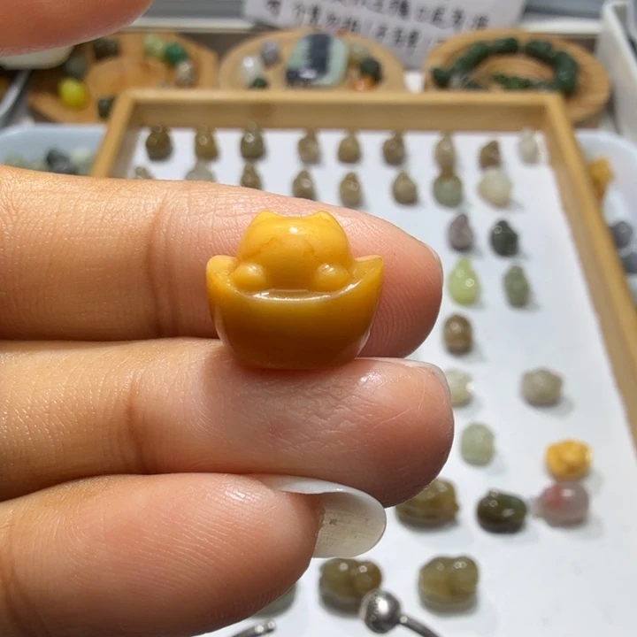 栀***子和田玉未镶嵌珠宝奇石