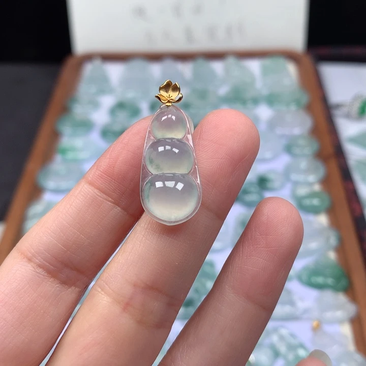 颈饰18K金镶嵌翡翠冰种福豆