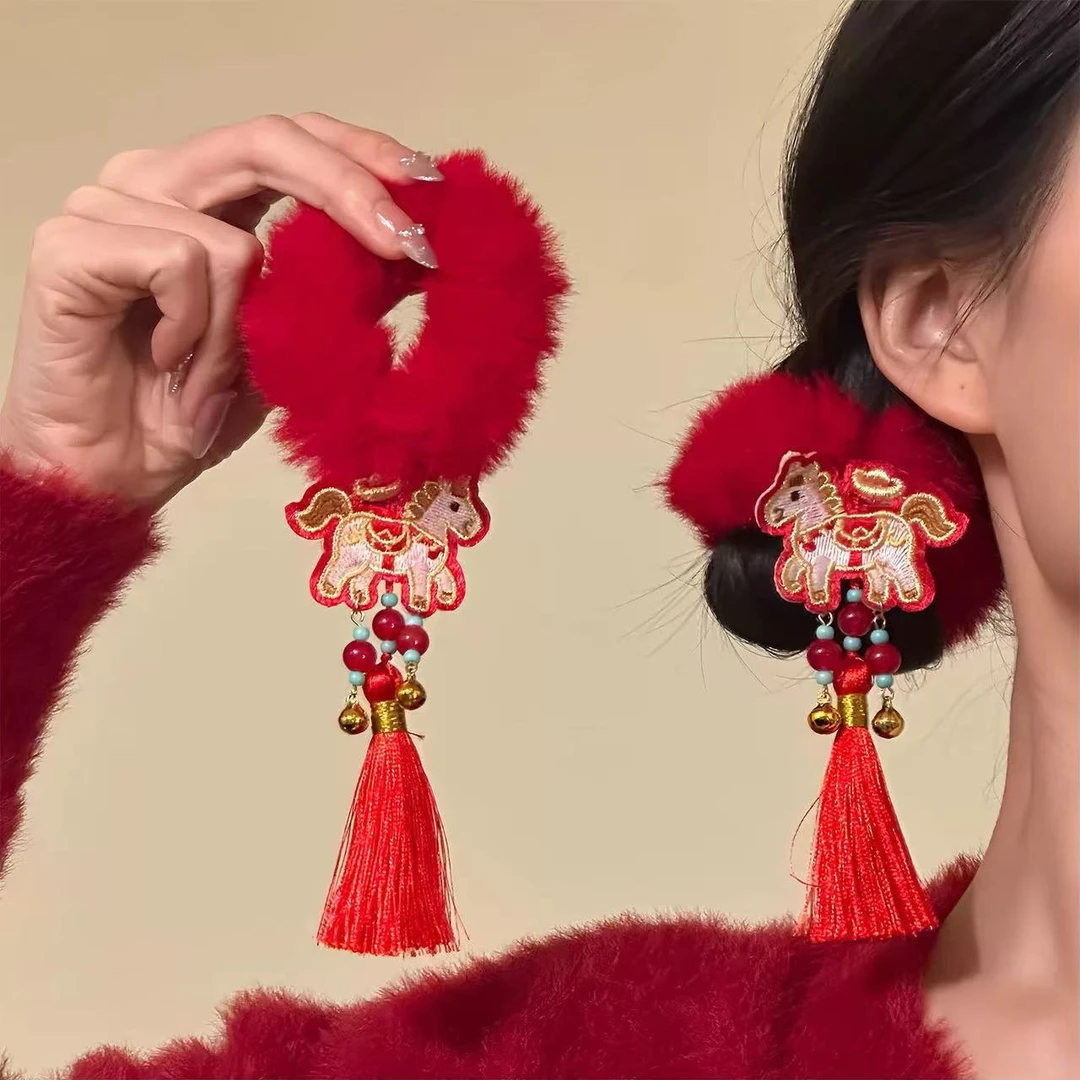 2026新年红色毛绒发圈女中国风小马吊坠流苏发绳小众复古喜庆百搭