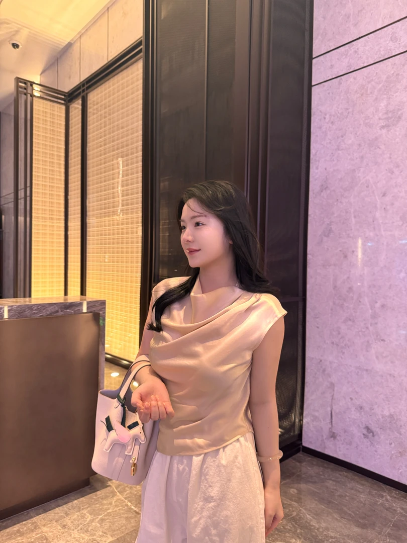 TSmall/NO退NO换/高密度醋酸/高贵气质藤姐同款斜裁荡领上衣
