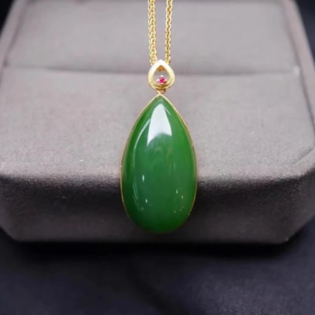 碧玉金包水滴吊坠18k金镶嵌天然和田玉辣绿菠菜绿挂坠女款经典