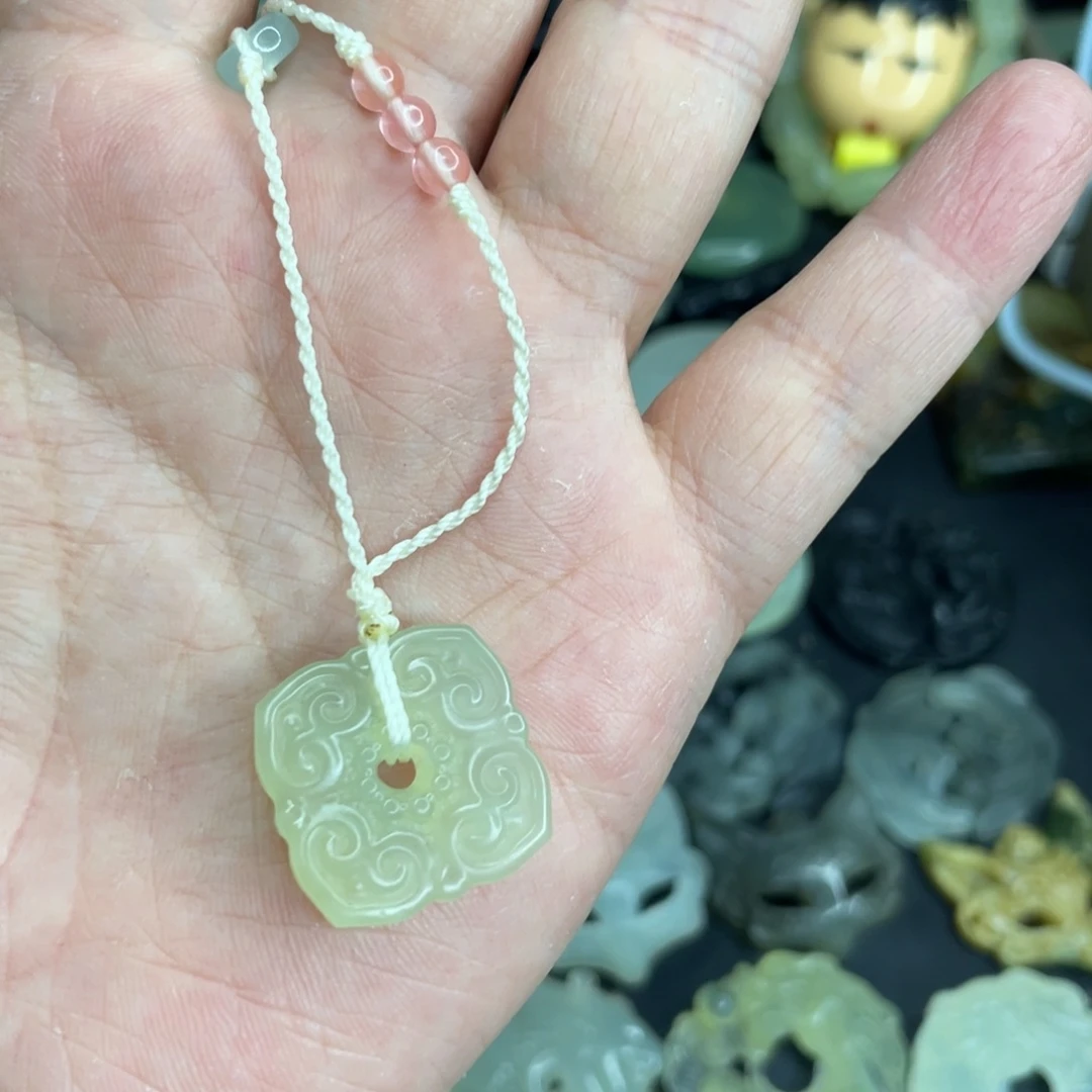 岫玉未镶嵌颈饰扣子