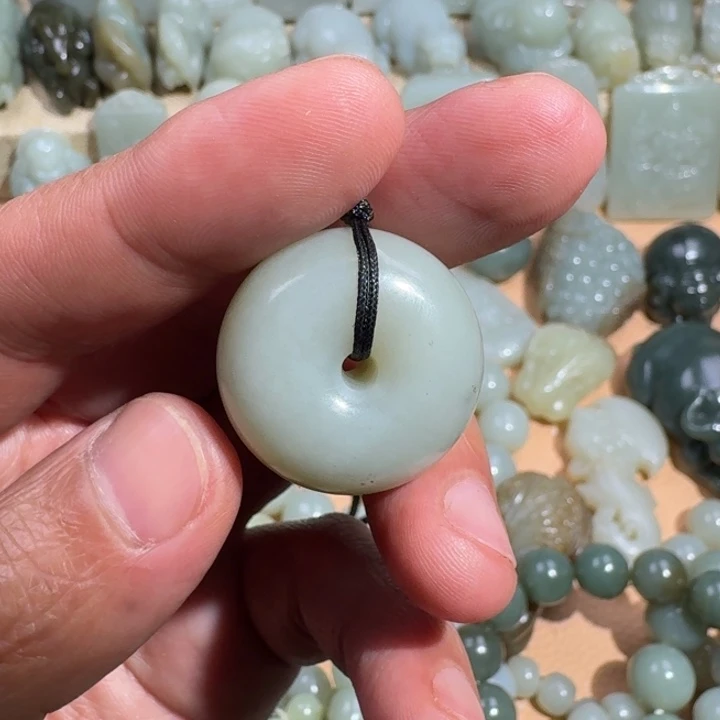 蝴***子和田玉未镶嵌颈饰