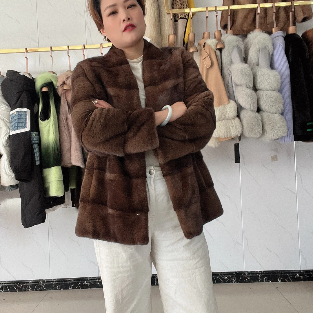 睿宁之家冬季新款经典横排工艺草外套女中长款V领设计