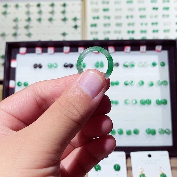 书***行石英质玉（非洲翠）未镶嵌耳钉