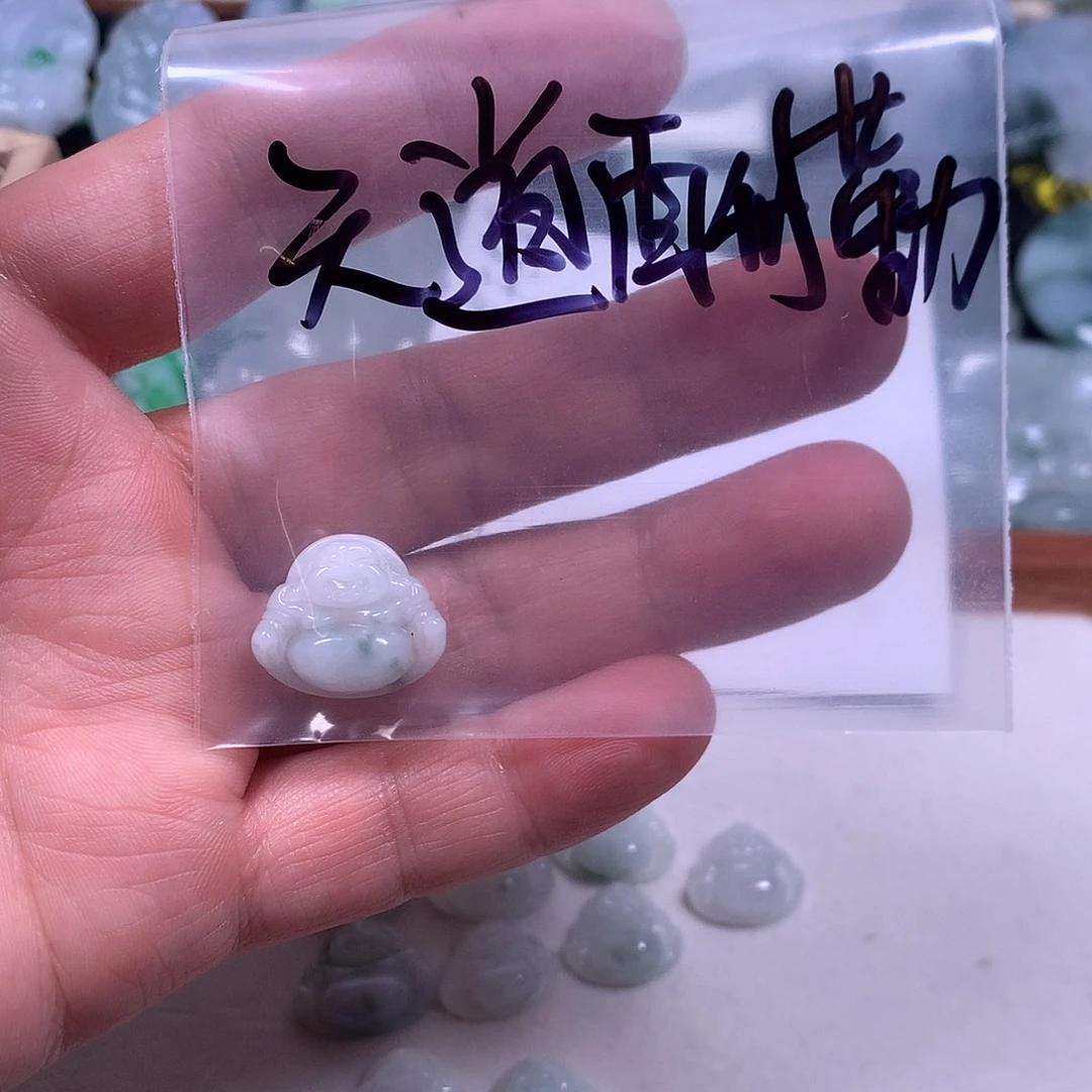 天***勤翡翠未镶嵌颈饰佛公