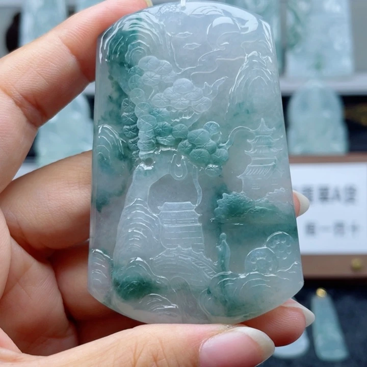 翡翠未镶嵌颈饰天*山水牌