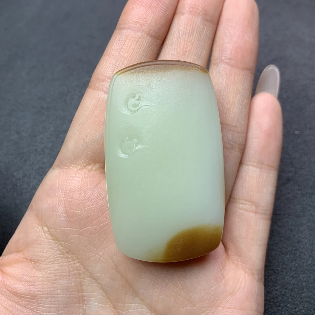 新疆和田玉且末糖白无事牌 53.3x32.5x14.9 T103