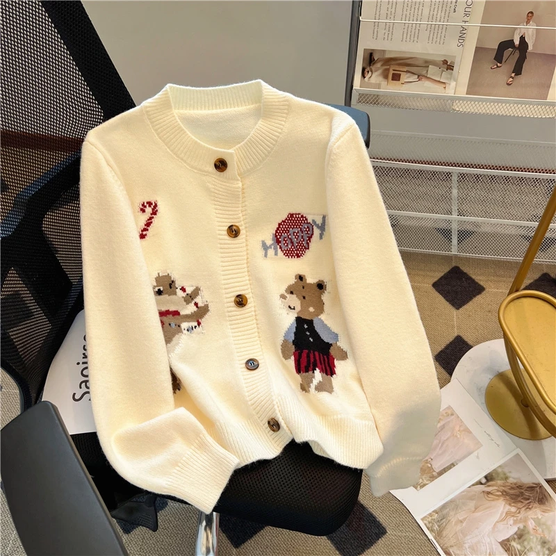 魅言新款复古秋冬圆领刺绣小熊羊毛长袖百搭针织开衫毛衣外套女装