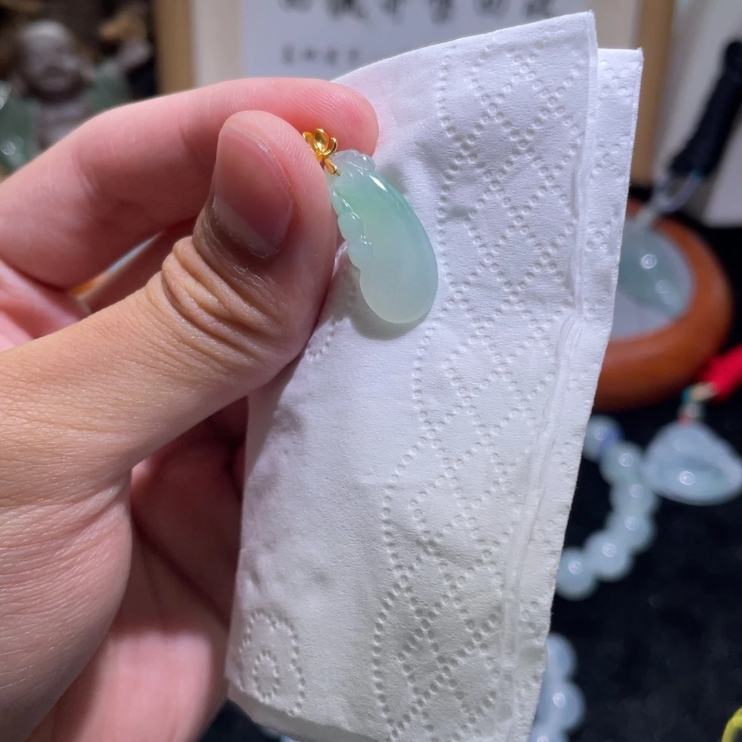 翡翠18K金镶嵌颈饰吊坠