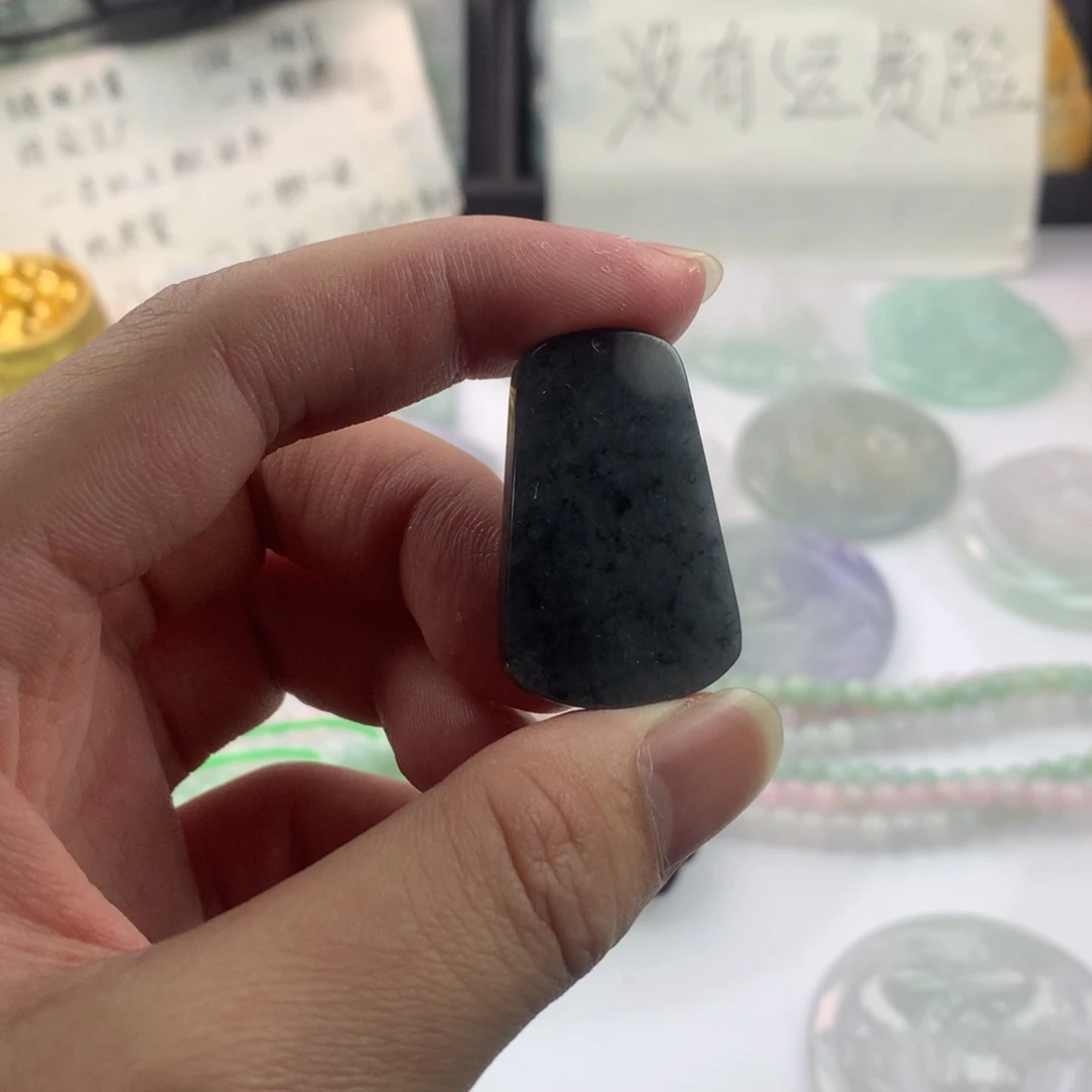 翡翠颈饰未镶嵌＿