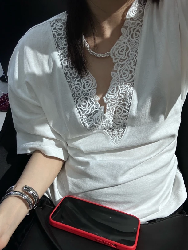 简约蕾丝V领拼接小众设计上衣白T