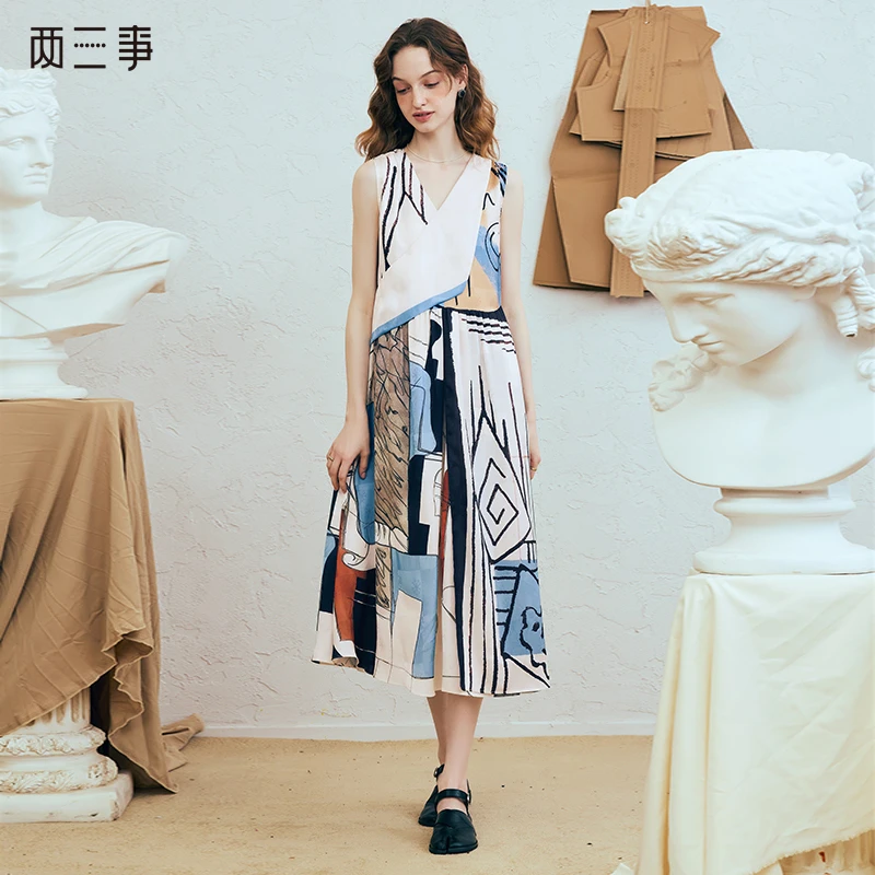 两三事 游弋流光  复古抽象印花大翻边v领无袖连衣裙S25XLY153