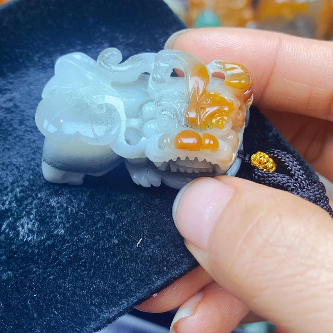 未镶嵌石英质玉（黄龙玉）颈饰