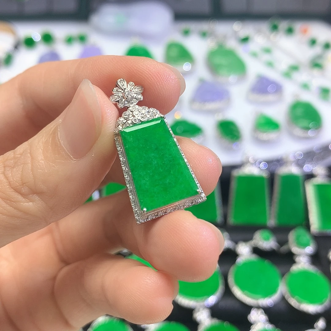 颈饰18K金镶嵌翡翠吊坠