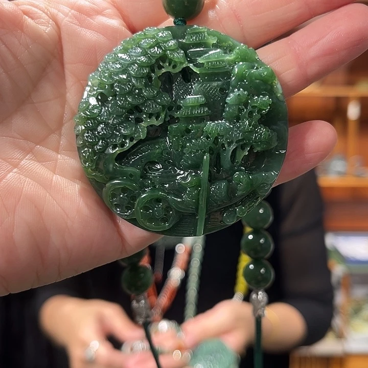 颈饰未镶嵌和田玉荔**?