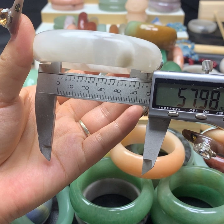 未镶嵌手镯石英质玉