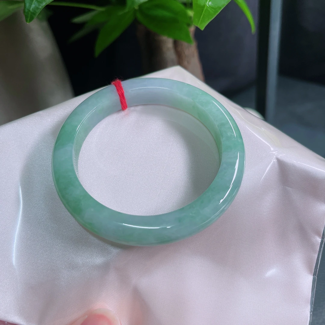 60圈口冰润飘绿宽边翡翠手镯0248尺寸60.2*11.3*9.9mm细纹