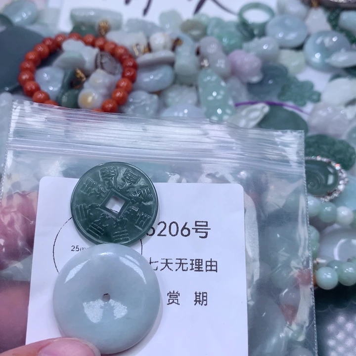 翡翠未镶嵌颈饰挂件
