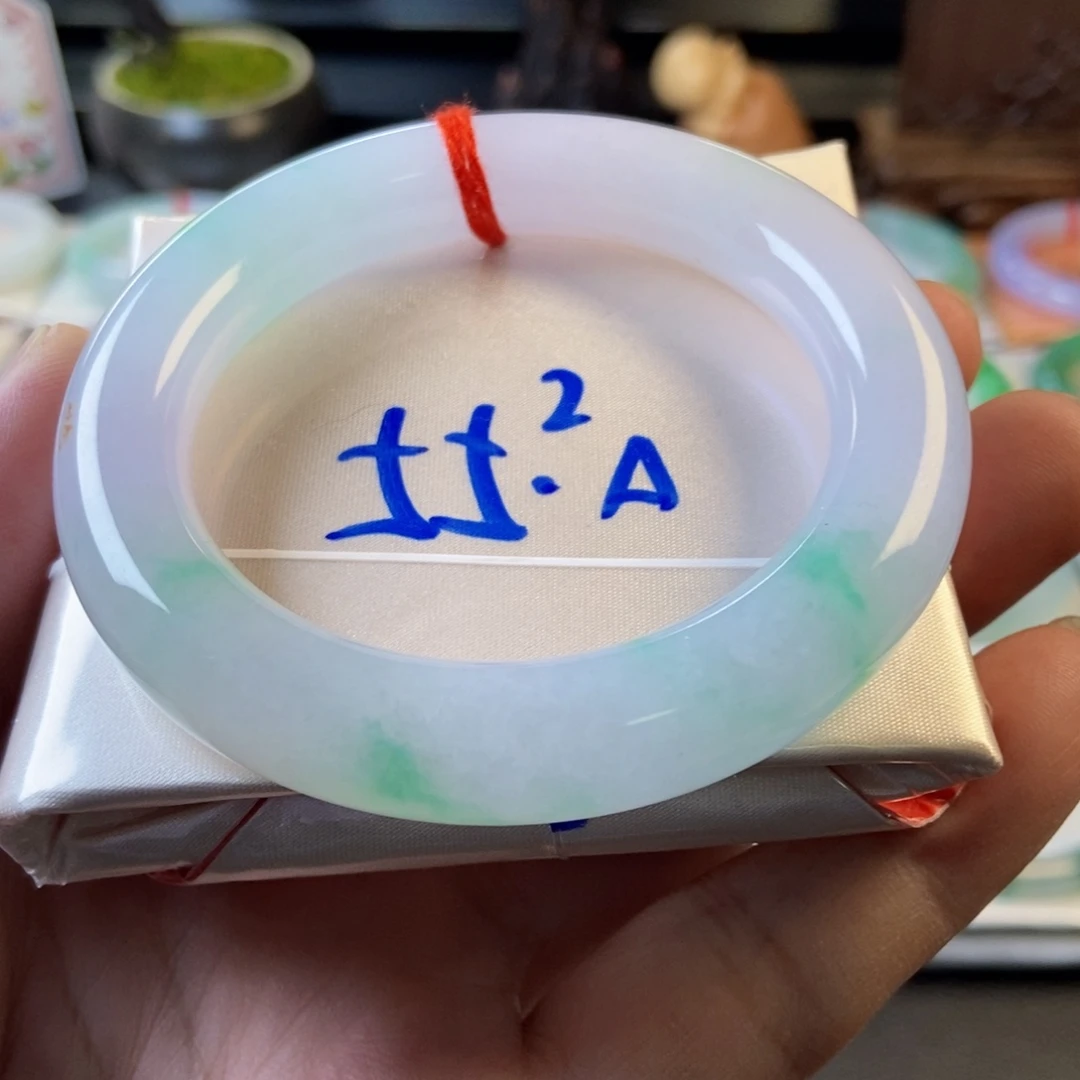 翡翠未镶嵌手镯24、冰胶飘绿圆条