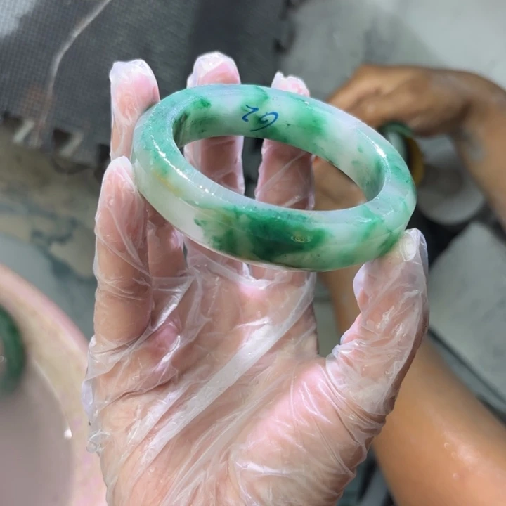****往石英质玉（非洲翠）手镯未镶嵌定制