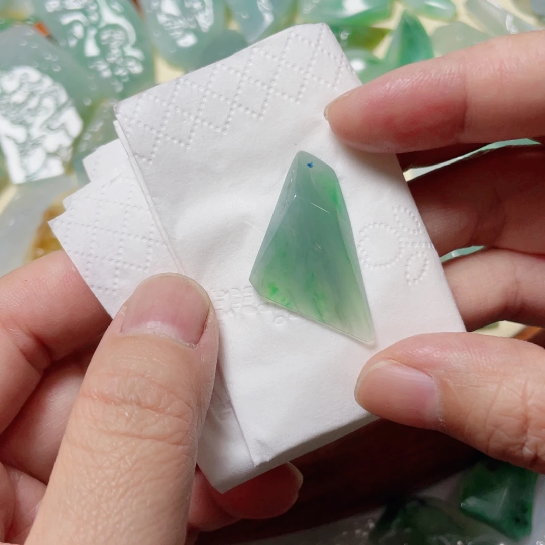 翡翠未镶嵌颈饰随行