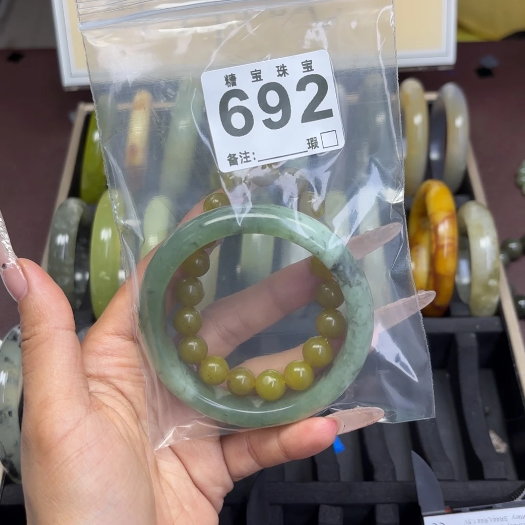 蝶***儿蛇纹石玉未镶嵌手镯