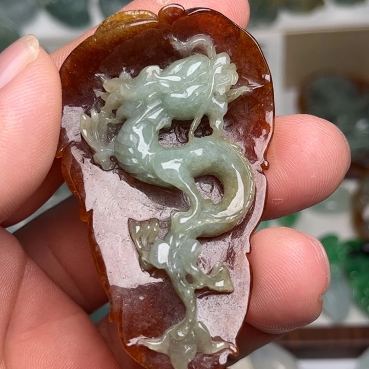 翡翠未镶嵌颈饰龙
