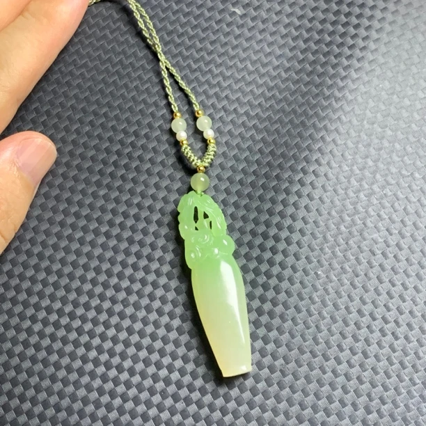 和田玉翠青花瓶吊坠