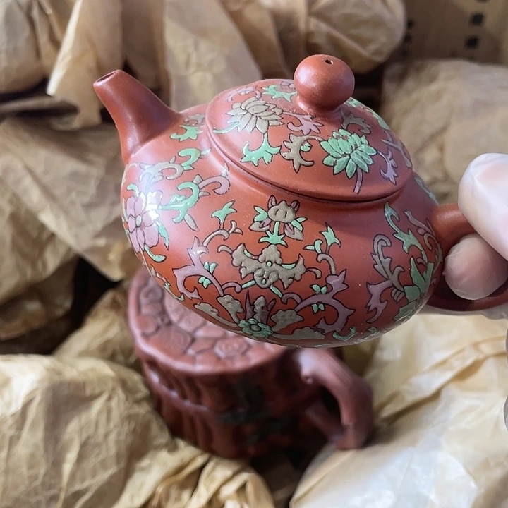 紫砂茶壶原矿泥料手工制作的一把紫砂壶。