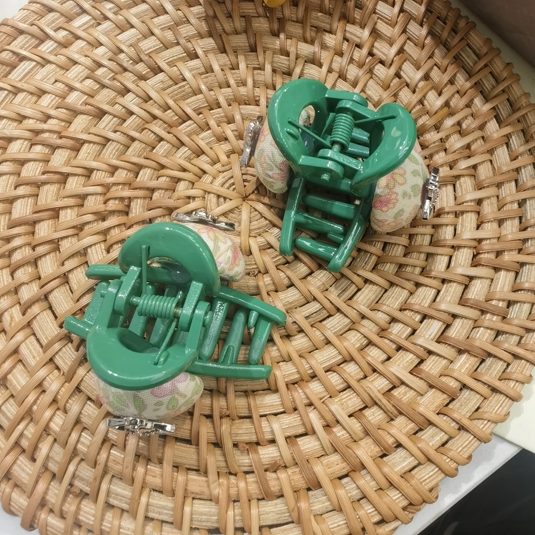 A562绿色碎花星球刘海抓夹一对