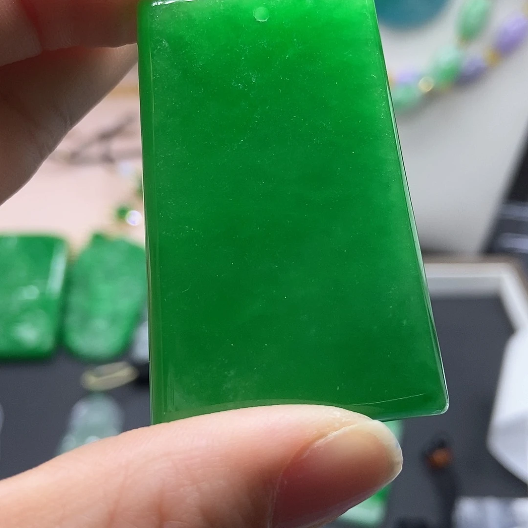 翡翠吊坠(赠链)未镶嵌