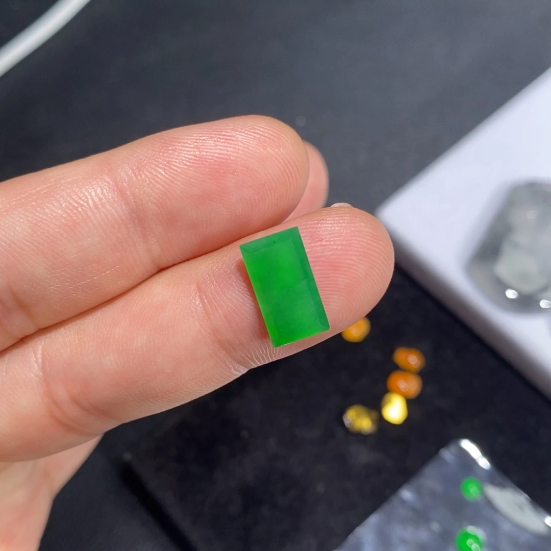 翡翠裸石阳绿方牌