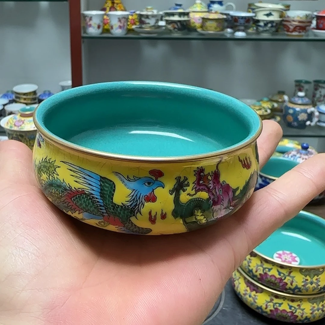 瓷片瓷器主人的手捧鲜花