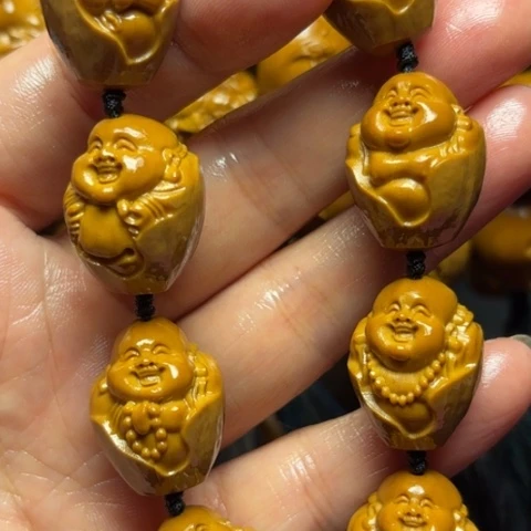 包衣贵派弥勒橄榄核雕