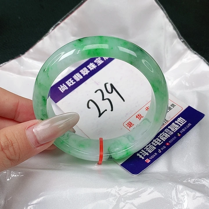 翡翠手镯未镶嵌翡翠12