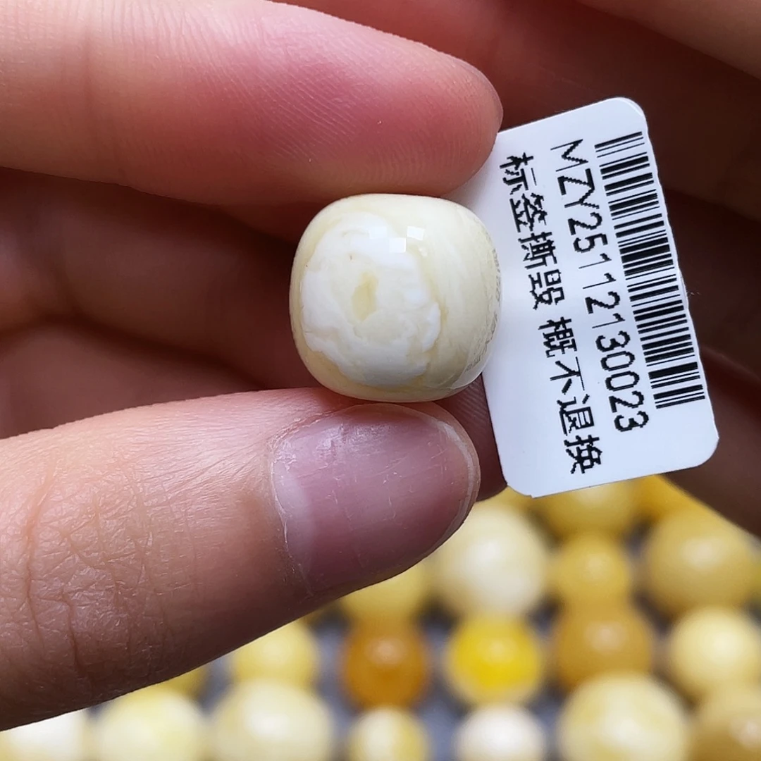 蜜蜡未镶嵌裸石14.2*13.7mm.瑕