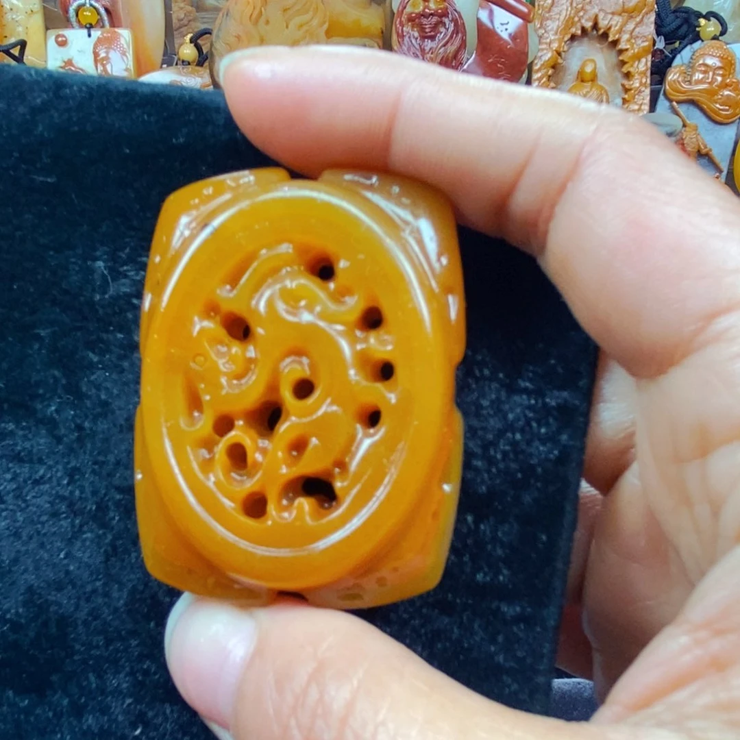 未镶嵌石英质玉（黄龙玉）颈饰