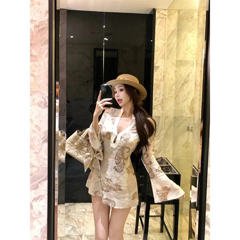 老钱风印花v领长袖连衣裙早秋新款设计感气质修身显瘦超好看a字裙