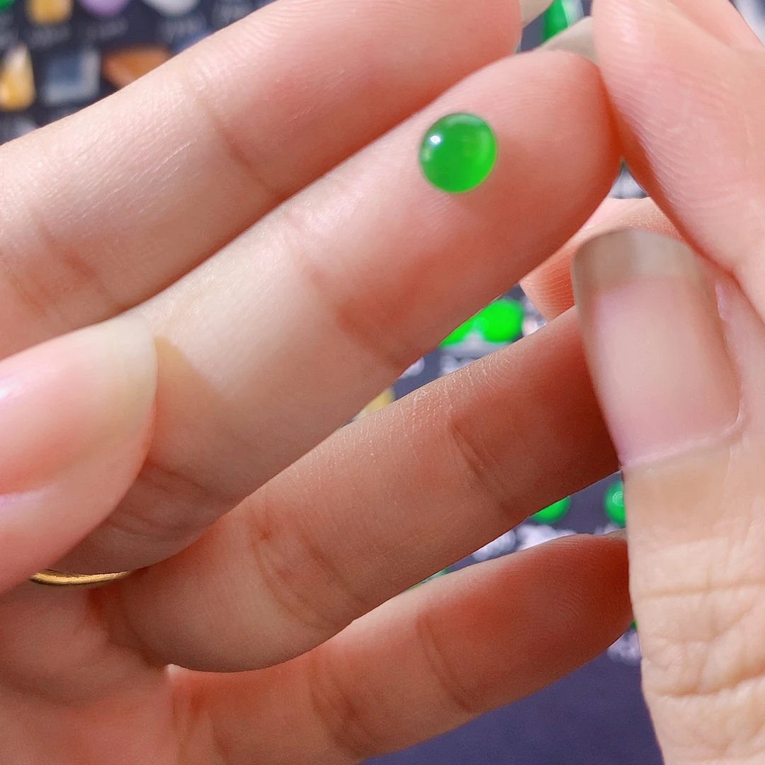 翡翠未镶嵌颈饰小绿蛋