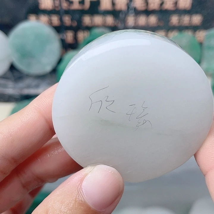 颈饰未镶嵌石英质玉欣*