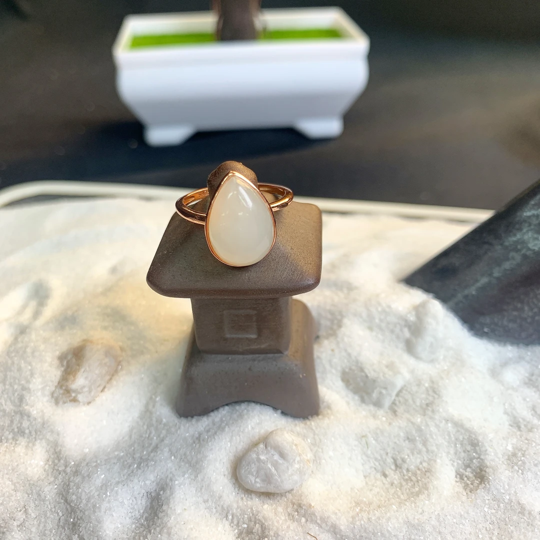 【珠宝一姐】和田玉水滴戒指 2502040035（一件/多样性发货）