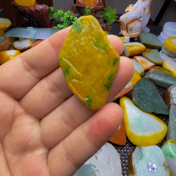 翡翠挂件未镶嵌翡翠