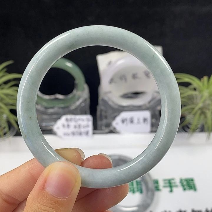 未镶嵌手镯翡翠56号。 53.9圈